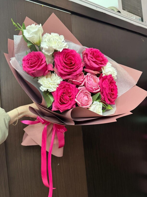 Букет из роз и диантусов, артикул F1349835 - 2650 рублей, доставка по городу. Flawery - доставка цветов