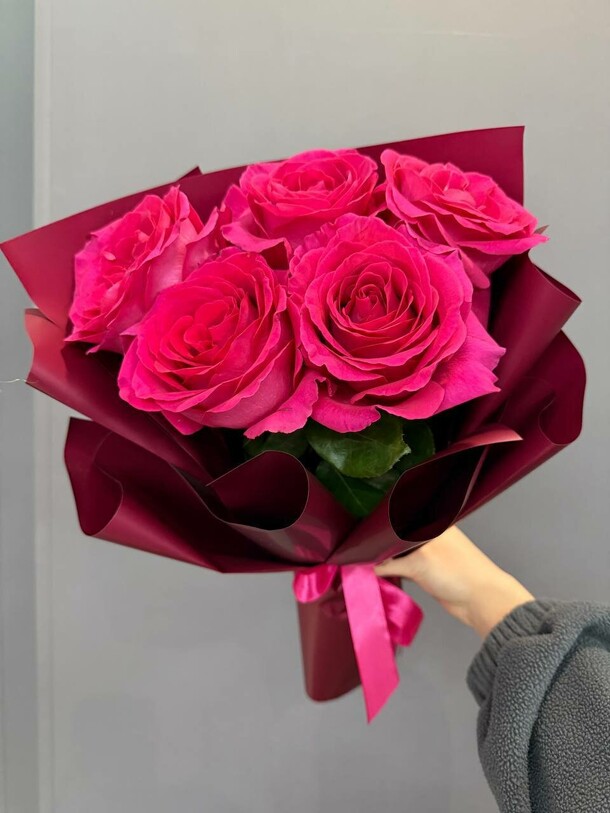 Букет из 5 роз, артикул F1350050 - 1650 рублей, доставка по городу. Flawery - доставка цветов