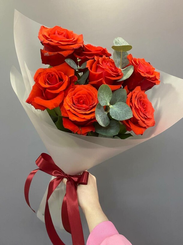 7 красных роз с эвкалиптом, артикул F1350056 - 3150 рублей, доставка по городу. Flawery - доставка цветов