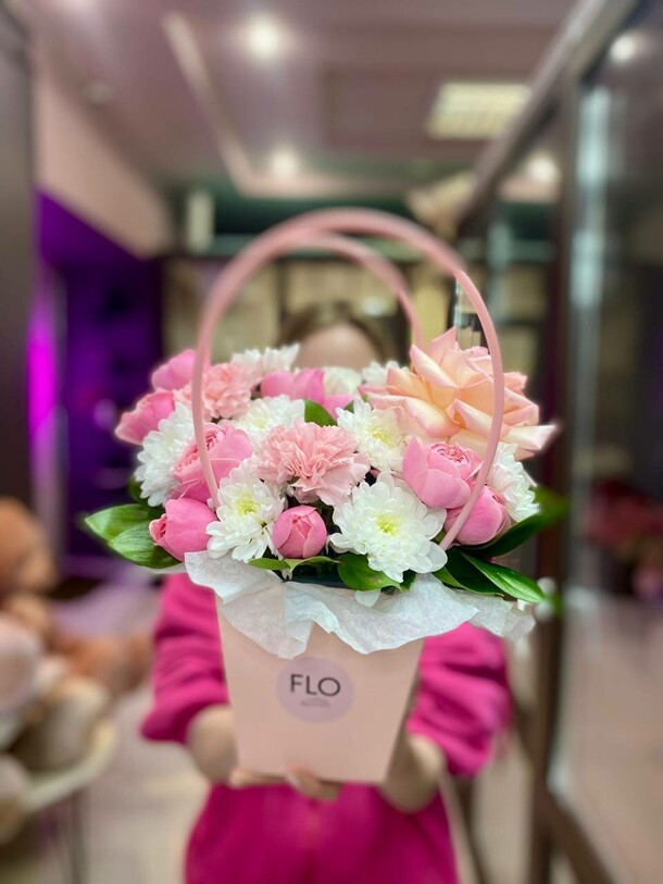 Композиция в сумочке, артикул F1350341 - 2790 рублей, доставка по городу. Flawery - доставка цветов