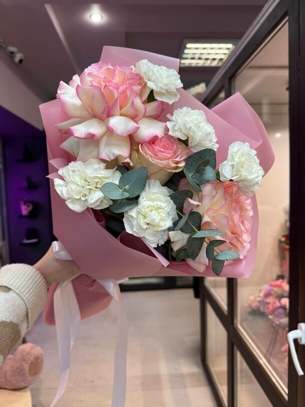 Букет из роз и диантусов, артикул F1350778 - 1800 рублей, доставка по городу. Flawery - доставка цветов