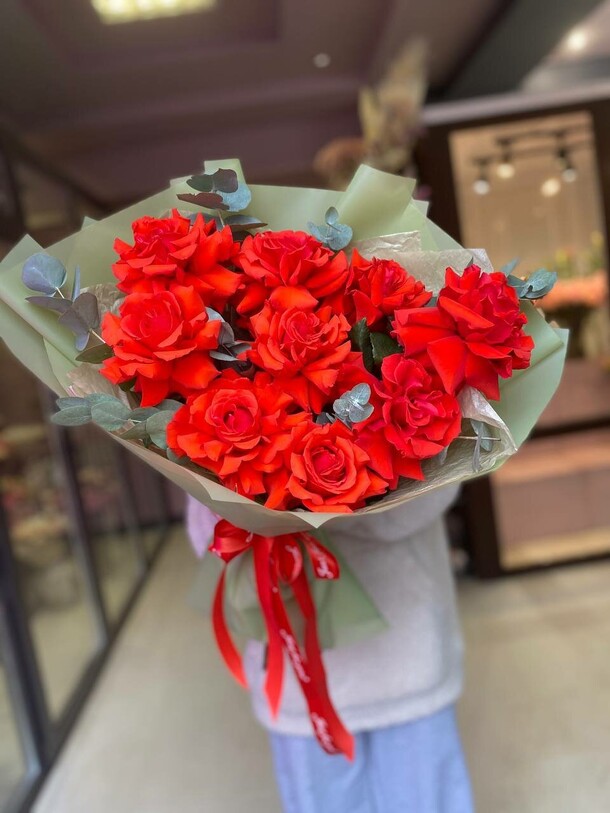 9 красных роз с эвкалиптом, артикул F1350780 - 3900 рублей, доставка по городу. Flawery - доставка цветов