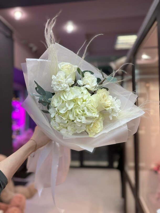 Букет «белый—снежный», артикул F1353014 - 2320 рублей, доставка по городу. Flawery - доставка цветов