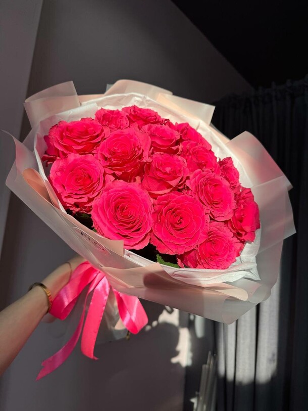 15 роз в авторской упаковке, артикул F1354904 - 4100 рублей, доставка по городу. Flawery - доставка цветов