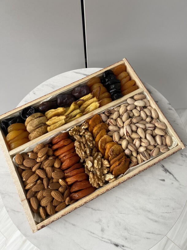 Подарочный бокс из сухофруктов, артикул F1227521 - 3850 рублей, доставка по городу. Flawery - доставка цветов