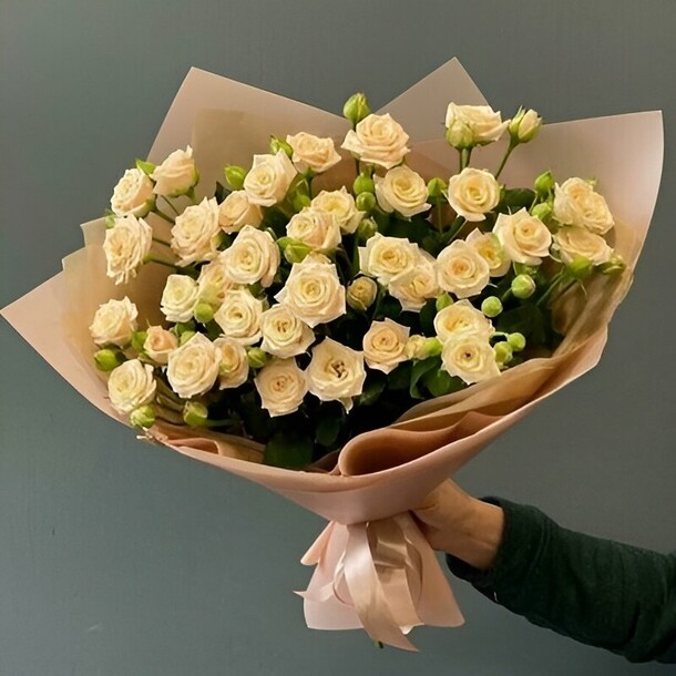 Букет из 11 кустовых роз, артикул F1181273 - 7990 рублей, доставка по городу. Flawery - доставка цветов