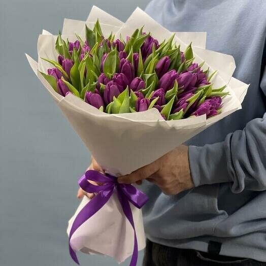 Букет из 35 фиолетовых тюльпанов, артикул F1181300 - 9850 рублей, доставка по городу. Flawery - доставка цветов