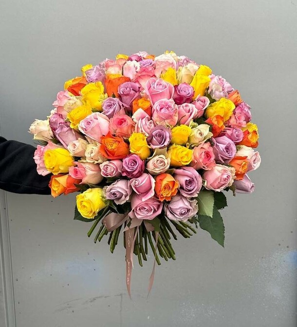 Букет из 101 mix розы, 50 см, артикул F1229119 - 13840 рублей, доставка по городу. Flawery - доставка цветов