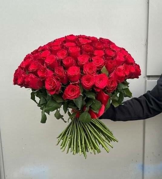 Букет из 101 красной розы, 60 см, артикул F1229122 - 36990 рублей, доставка по городу. Flawery - доставка цветов