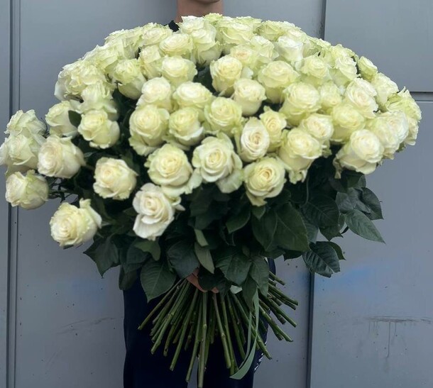 Букет из 101 белой розы, 80 см, артикул F1229128 - 49990 рублей, доставка по городу. Flawery - доставка цветов
