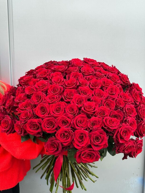 Букет из 101 красной розы, 80 см, артикул F1229135 - 49990 рублей, доставка по городу. Flawery - доставка цветов