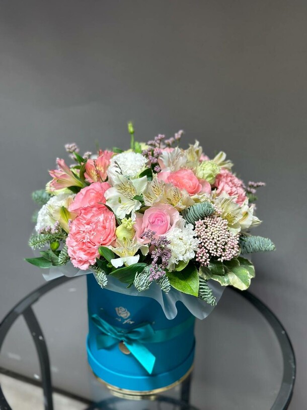 Коробка ассорти, артикул F1239301 - 7490 рублей, доставка по городу. Flawery - доставка цветов