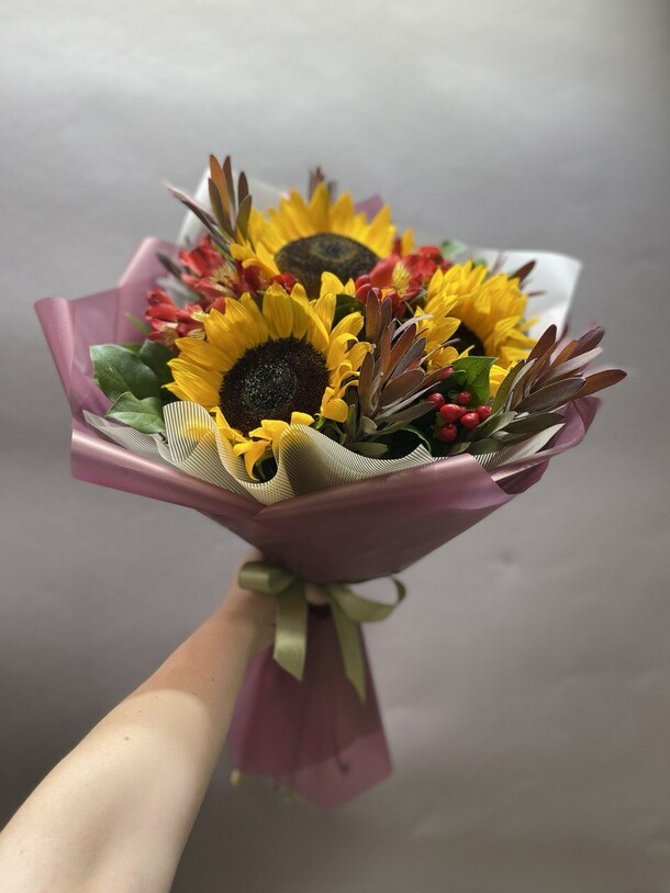 Авторский букет c подсолнухами, артикул F1304750 - 4290 рублей, доставка по городу. Flawery - доставка цветов