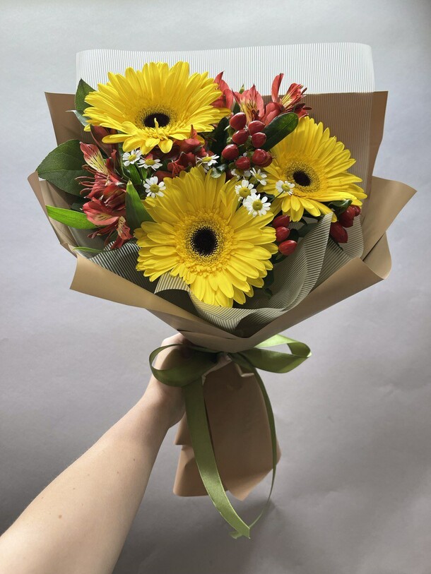 Букет первого звонка, артикул F1304763 - 2990 рублей, доставка по городу. Flawery - доставка цветов