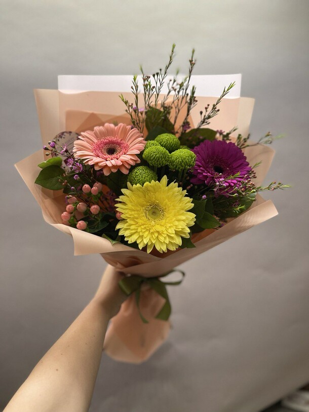 Букет весёлые качели, артикул F1304765 - 2900 рублей, доставка по городу. Flawery - доставка цветов