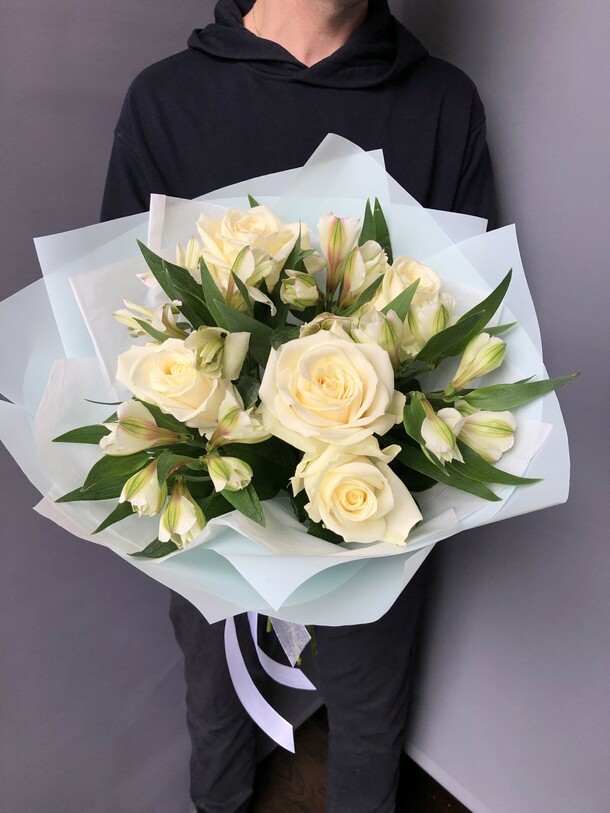 Букет из роз и альстромерии, артикул F1186661 - 3179 рублей, доставка по городу. Flawery - доставка цветов