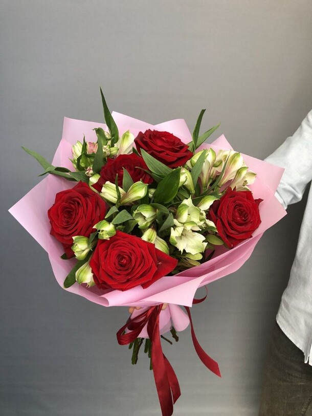 Букет из красных роз и альстромерии, артикул F1217323 - 4510 рублей, доставка по городу. Flawery - доставка цветов
