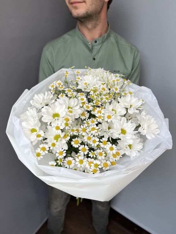 Букет из хризантемы ромашки и ромашки, артикул F1221537 - 3410 рублей, доставка по городу. Flawery - доставка цветов