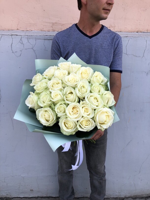 Букет из 25 белых роз, артикул F1222707 - 7150 рублей, доставка по городу. Flawery - доставка цветов
