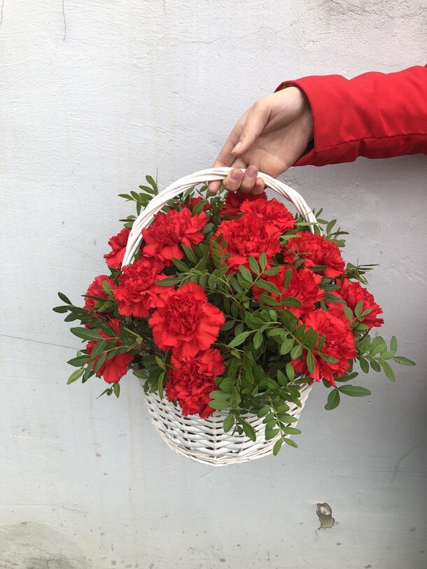 Корзина с красными гвоздиками, артикул F1222714 - 9370 рублей, доставка по городу. Flawery - доставка цветов