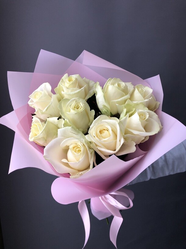 Букет из 9 белых роз, артикул F1222831 - 4477 рублей, доставка по городу. Flawery - доставка цветов