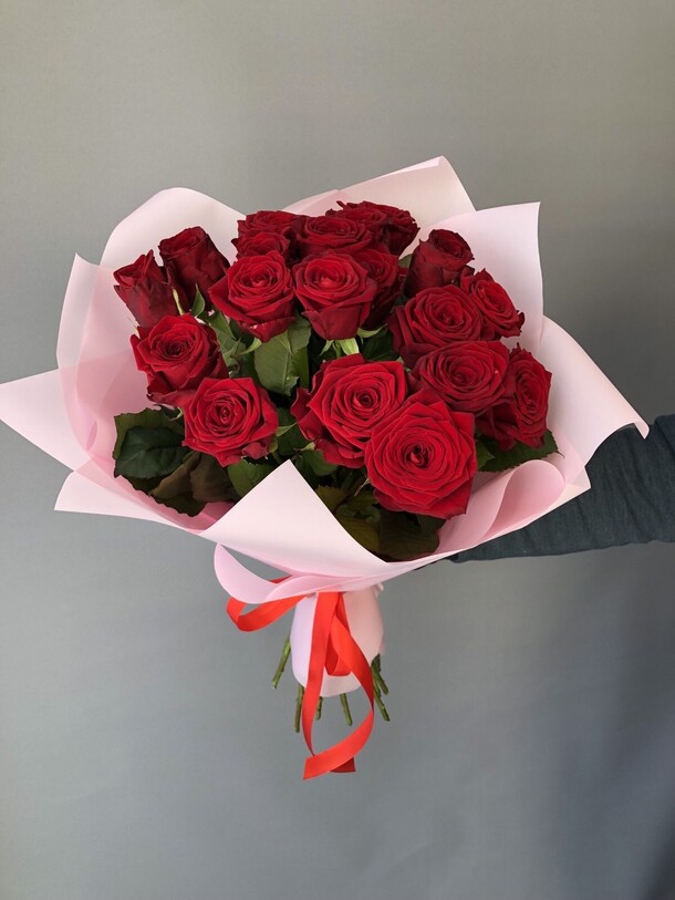 Букет из 19 красных роз, артикул F1222835 - 5610 рублей, доставка по городу. Flawery - доставка цветов