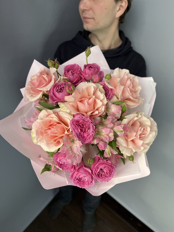 Нежный букет из роз и альстромерии, артикул F1240121 - 6984 рублей, доставка по городу. Flawery - доставка цветов