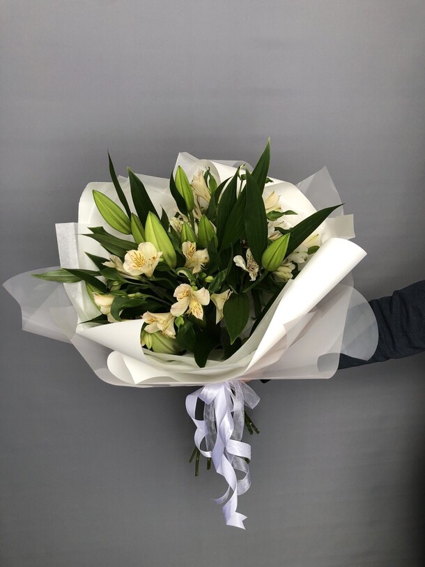 Букет из лилий и альстромерии, артикул F1252523 - 6003 рублей, доставка по городу. Flawery - доставка цветов