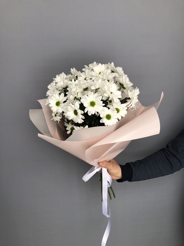 Букет из 5 хризантем ромашка, артикул F1252526 - 4348 рублей, доставка по городу. Flawery - доставка цветов