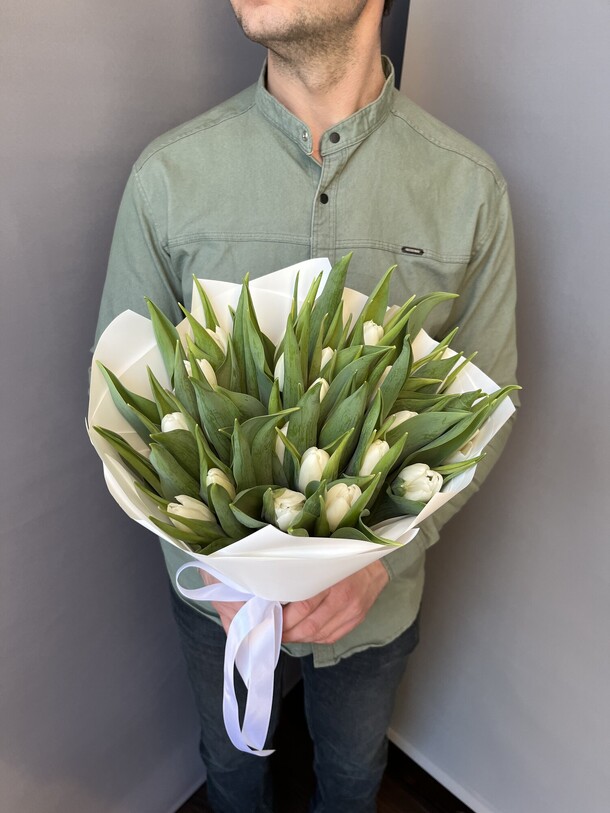 Букет из 25 белых тюльпанов, артикул F1257828 - 6295 рублей, доставка по городу. Flawery - доставка цветов