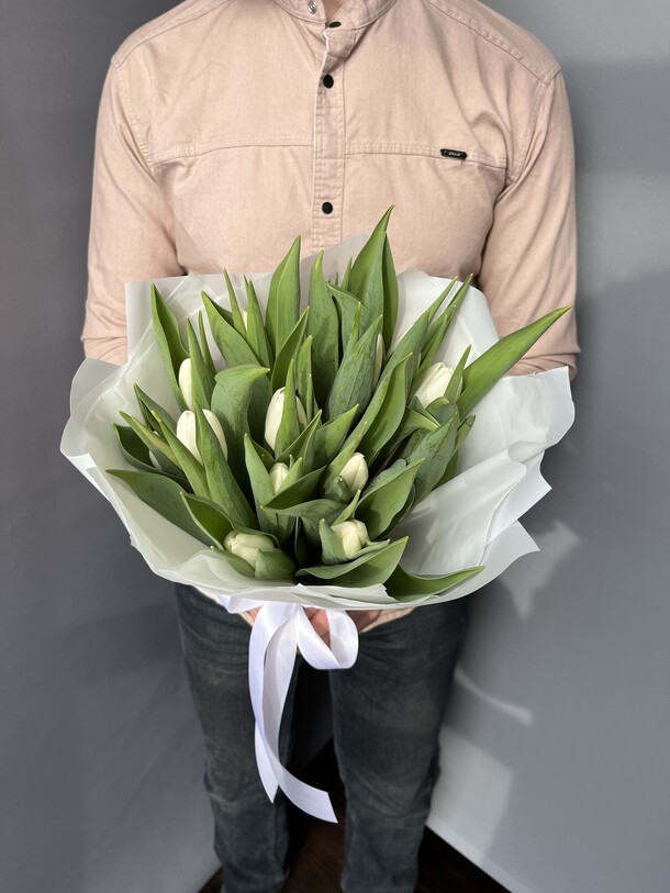 Букет из 15 белых тюльпанов, артикул F1259239 - 3080 рублей, доставка по городу. Flawery - доставка цветов