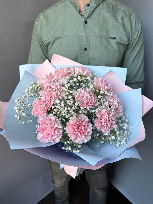 Нежный букет из гвоздик и гипсофилы, артикул F1275164 - 3058 рублей, доставка по городу. Flawery - доставка цветов