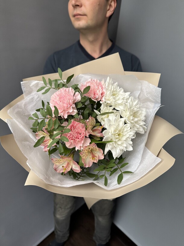 Нежный букет комплимент, артикул F1284043 - 2112 рублей, доставка по городу. Flawery - доставка цветов