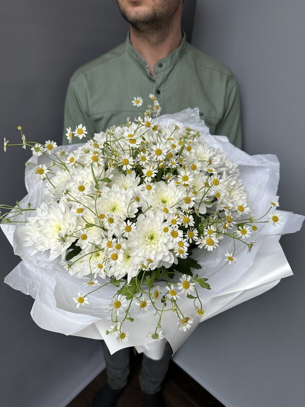 Полевой букет из ромашки и хризантем, артикул F1284049 - 5313 рублей, доставка по городу. Flawery - доставка цветов