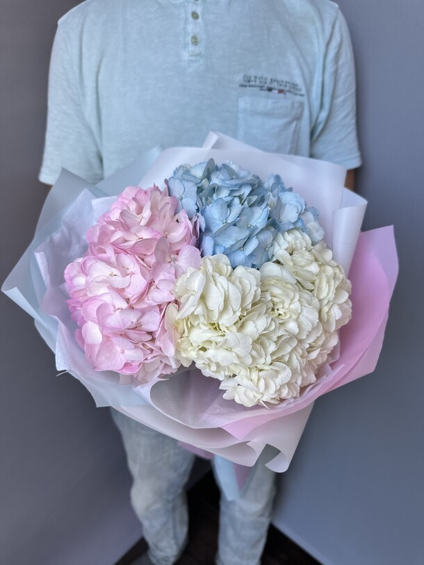 Воздушный букет из 3 гортензий, артикул F1297155 - 2530 рублей, доставка по городу. Flawery - доставка цветов