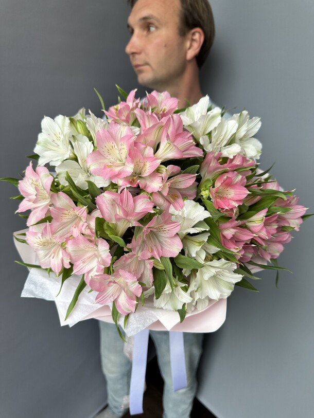 Стойкий букет из 9 альстромерий, артикул F1298447 - 2970 рублей, доставка по городу. Flawery - доставка цветов