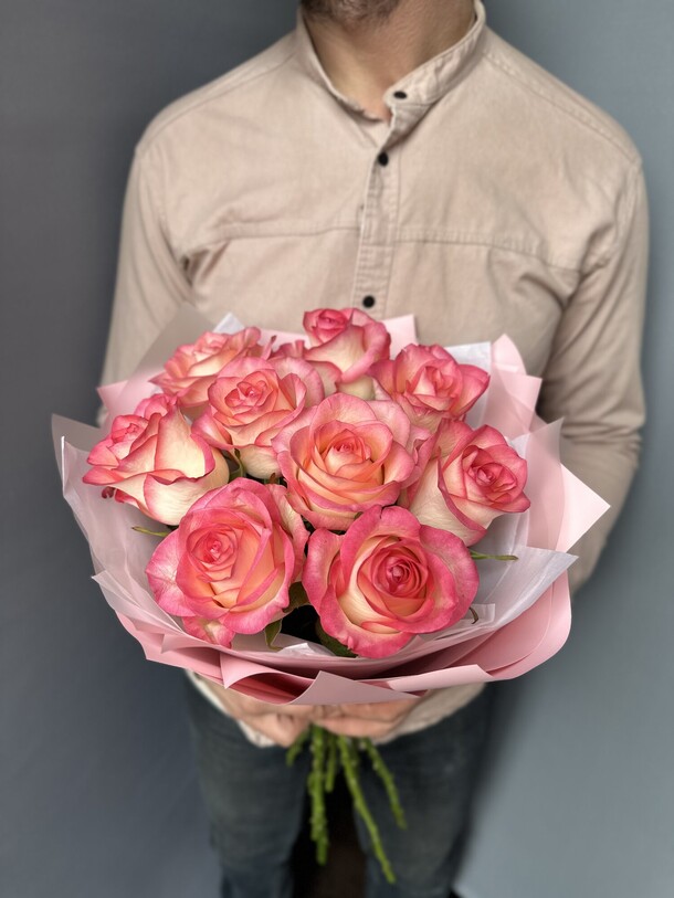 Яркий букет из 9 ароматных  роз джумилия в стильном оформление, артикул F1337438 - 2800 рублей, доставка по городу. Flawery - доставка цветов