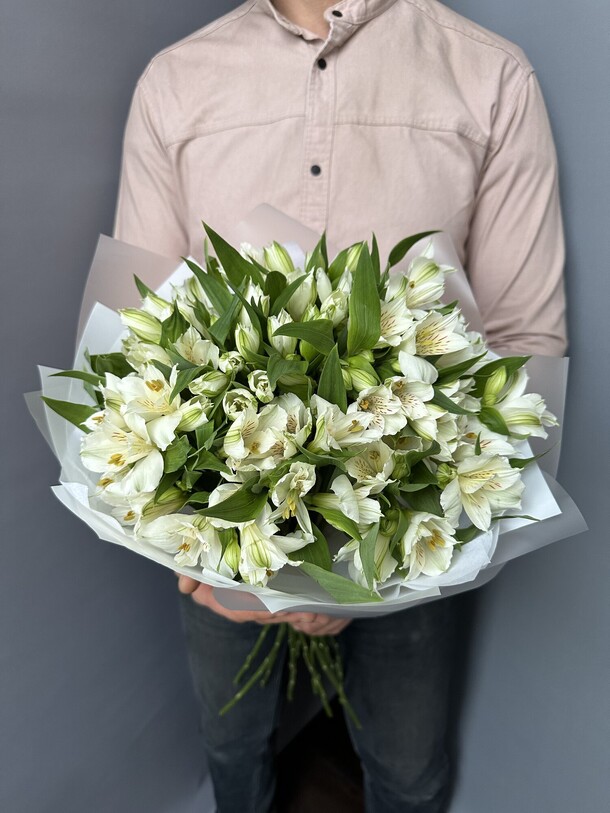 Стойкий букет из белой альстромерии, артикул F1339622 - 4180 рублей, доставка по городу. Flawery - доставка цветов