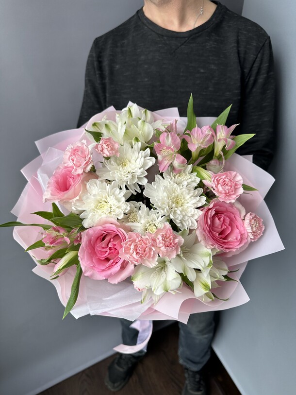 Нежный букет «объятия», артикул F1366862 - 3850 рублей, доставка по городу. Flawery - доставка цветов