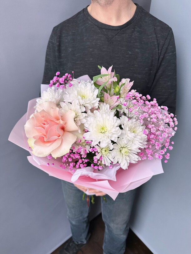 Нежный букет комплимент, артикул F1375058 - 2387 рублей, доставка по городу. Flawery - доставка цветов