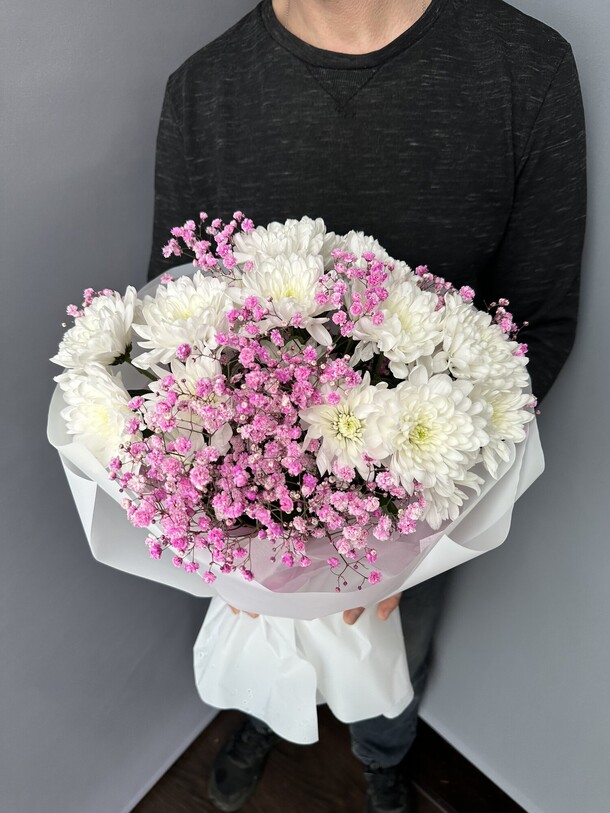 Стойкий букет из гипсофилы и хризантемы, артикул F1375085 - 2310 рублей, доставка по городу. Flawery - доставка цветов
