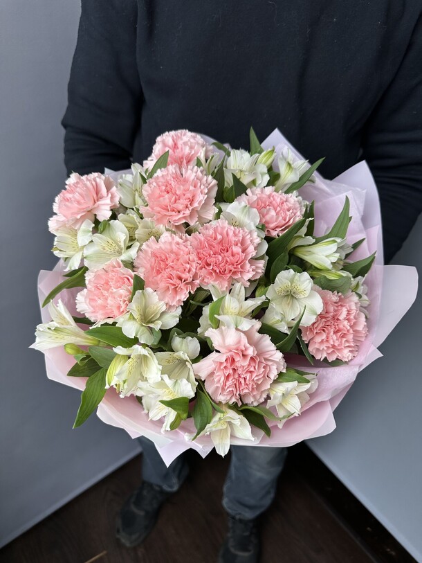 Стойкий букет из гвоздик и альстромерии, артикул F1387359 - 5016 рублей, доставка по городу. Flawery - доставка цветов