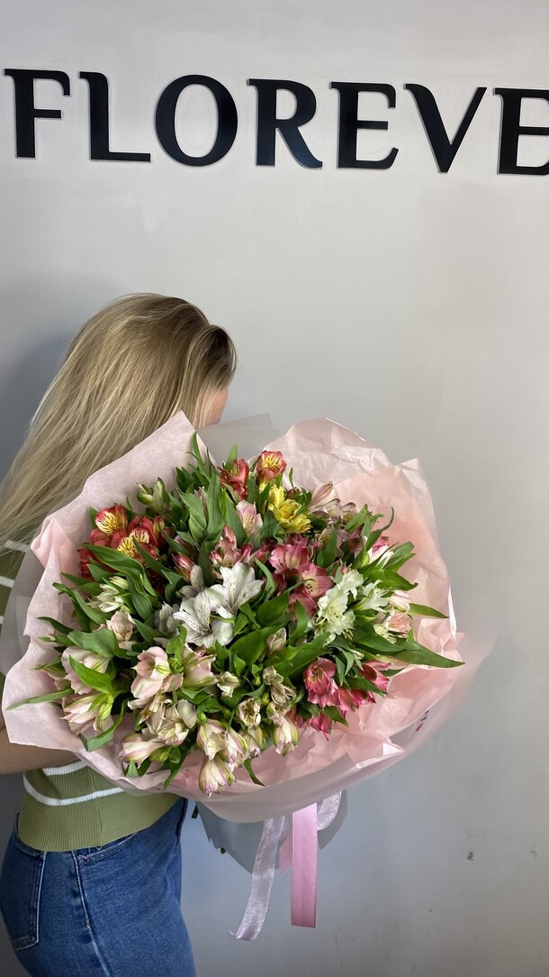 Букет из альстромерий 31 шт, артикул F1447003 - 9424 рублей, доставка по городу. Flawery - доставка цветов