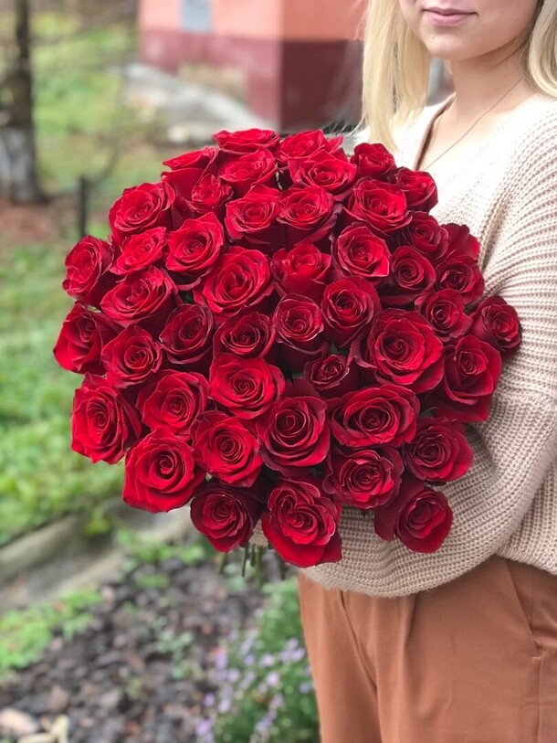 51 роза, артикул F1141970 - 19409 рублей, доставка по городу. Flawery - доставка цветов