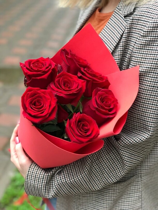 7 красных роз, артикул F1141985 - 3100 рублей, доставка по городу. Flawery - доставка цветов