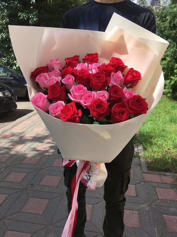 31 роза, артикул F1141990 - 12267 рублей, доставка по городу. Flawery - доставка цветов