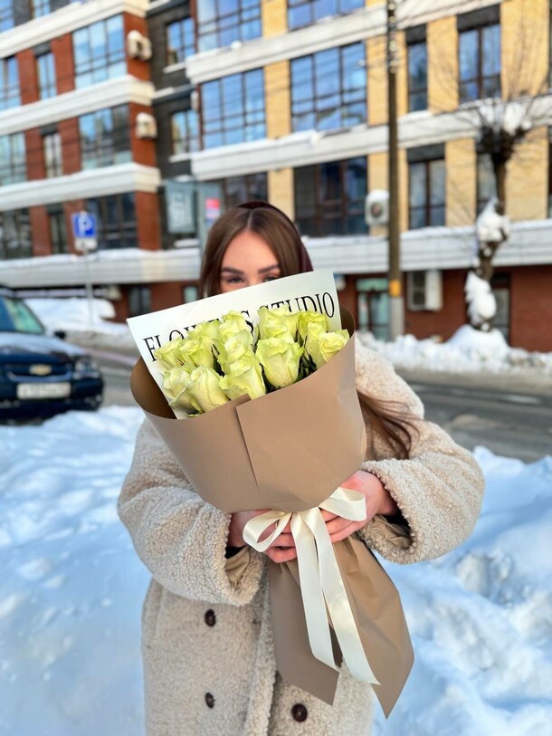 Букет "15 роз в оформлении", артикул F1512867 - 3900 рублей, доставка по городу. Flawery - доставка цветов