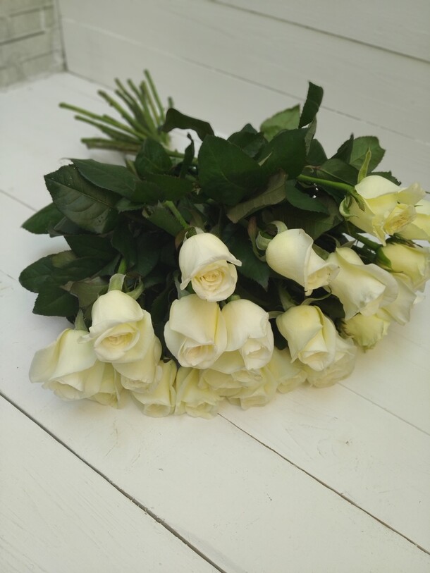 15 белых роз, артикул F52079 - 5830 рублей, доставка по городу. Flawery - доставка цветов