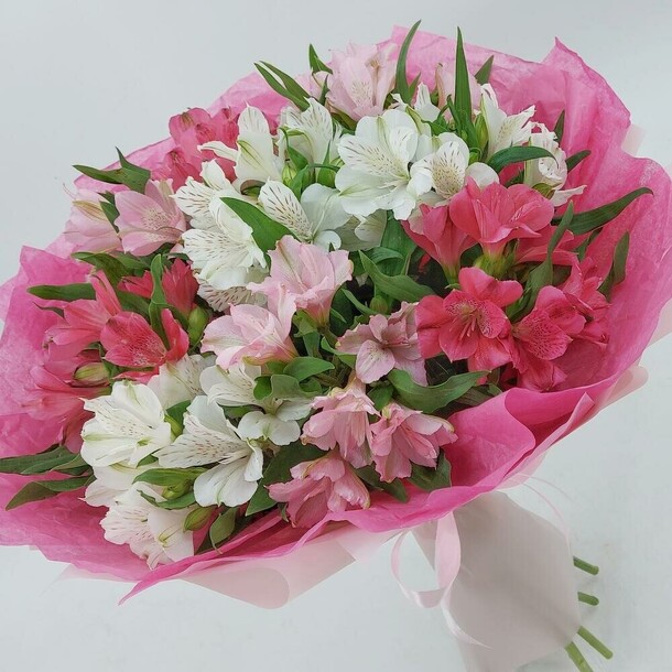 Яркое трио: микс альстромерий 9 шт  d037, артикул F1215256 - 3125 рублей, доставка по городу. Flawery - доставка цветов