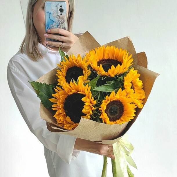 5 подсолнухов в крафте d016, артикул F1217016 - 4650 рублей, доставка по городу. Flawery - доставка цветов